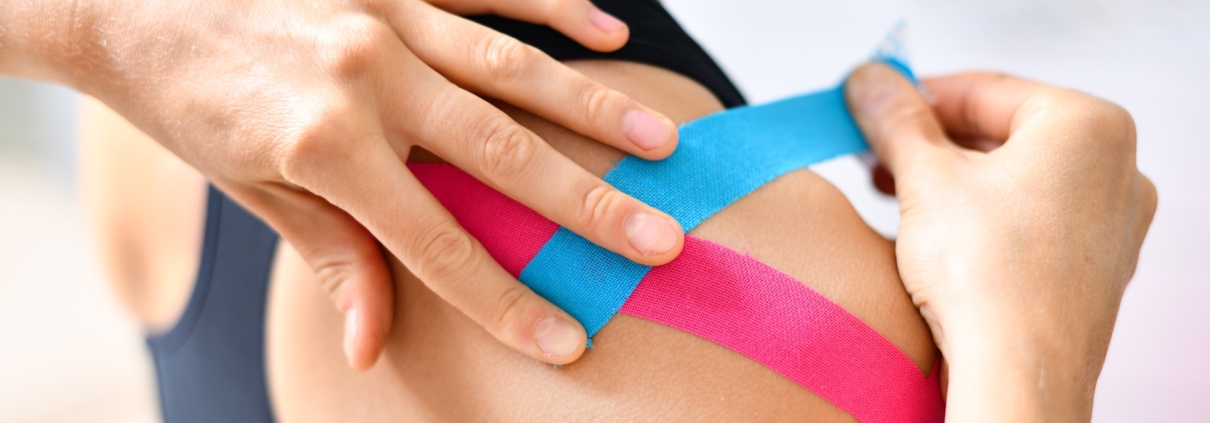 Behandlungsliege bei Kinesiotape-Anwendung an Schulter