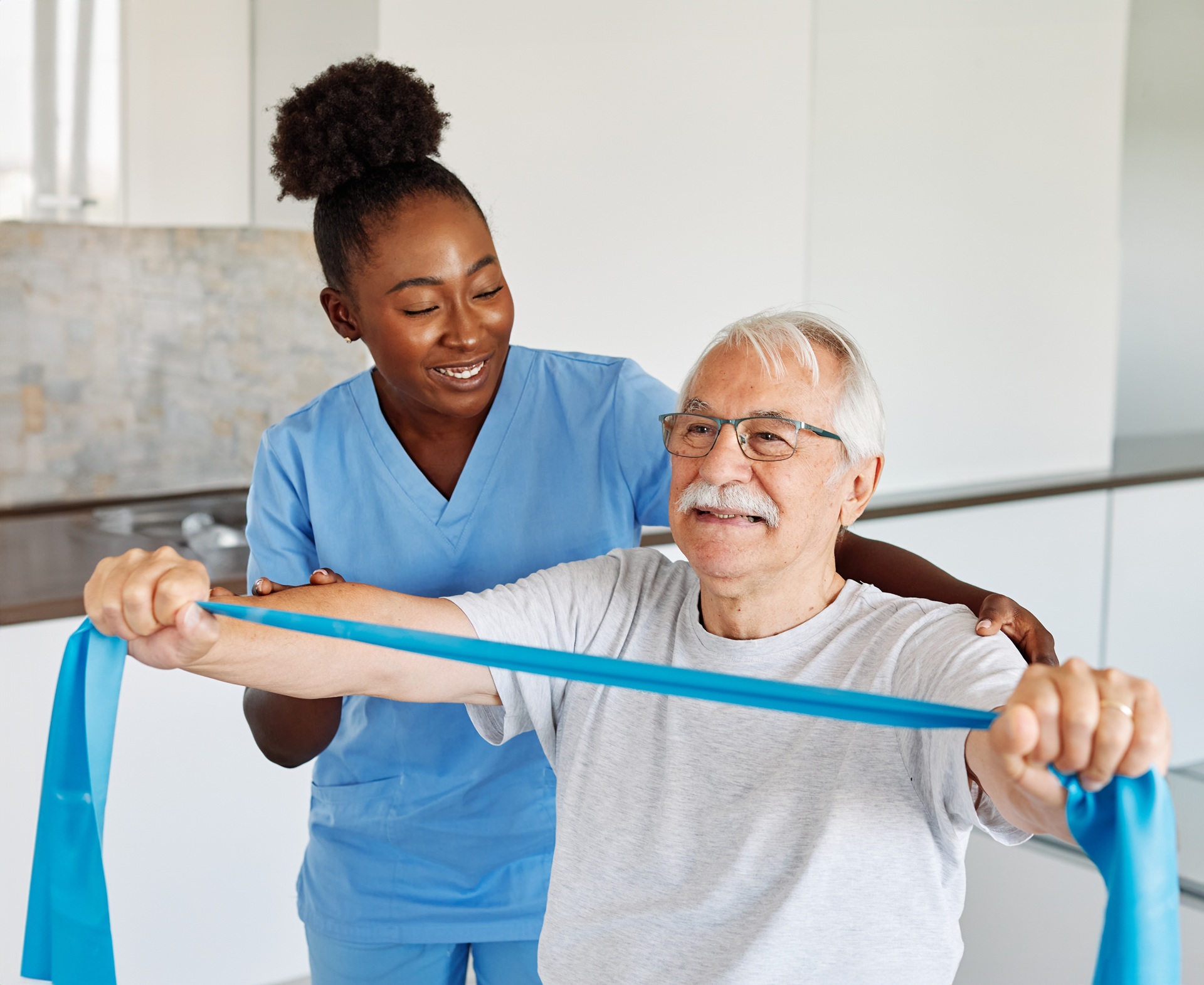 Behandlungsliege im Einsatz bei Senioren-Physiotherapie