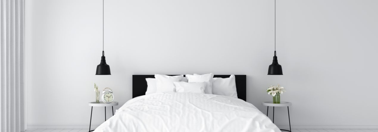 Helles Schlafzimmer mit weissem Boxspringbett, zwei Nachttischen und modernen Haengelampen – perfekt zum stilvollen Boxspringbett kaufen