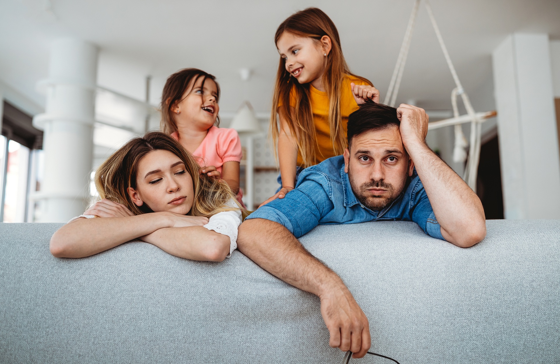 Müde Eltern mit lebhaften Kindern | Haushälterin  