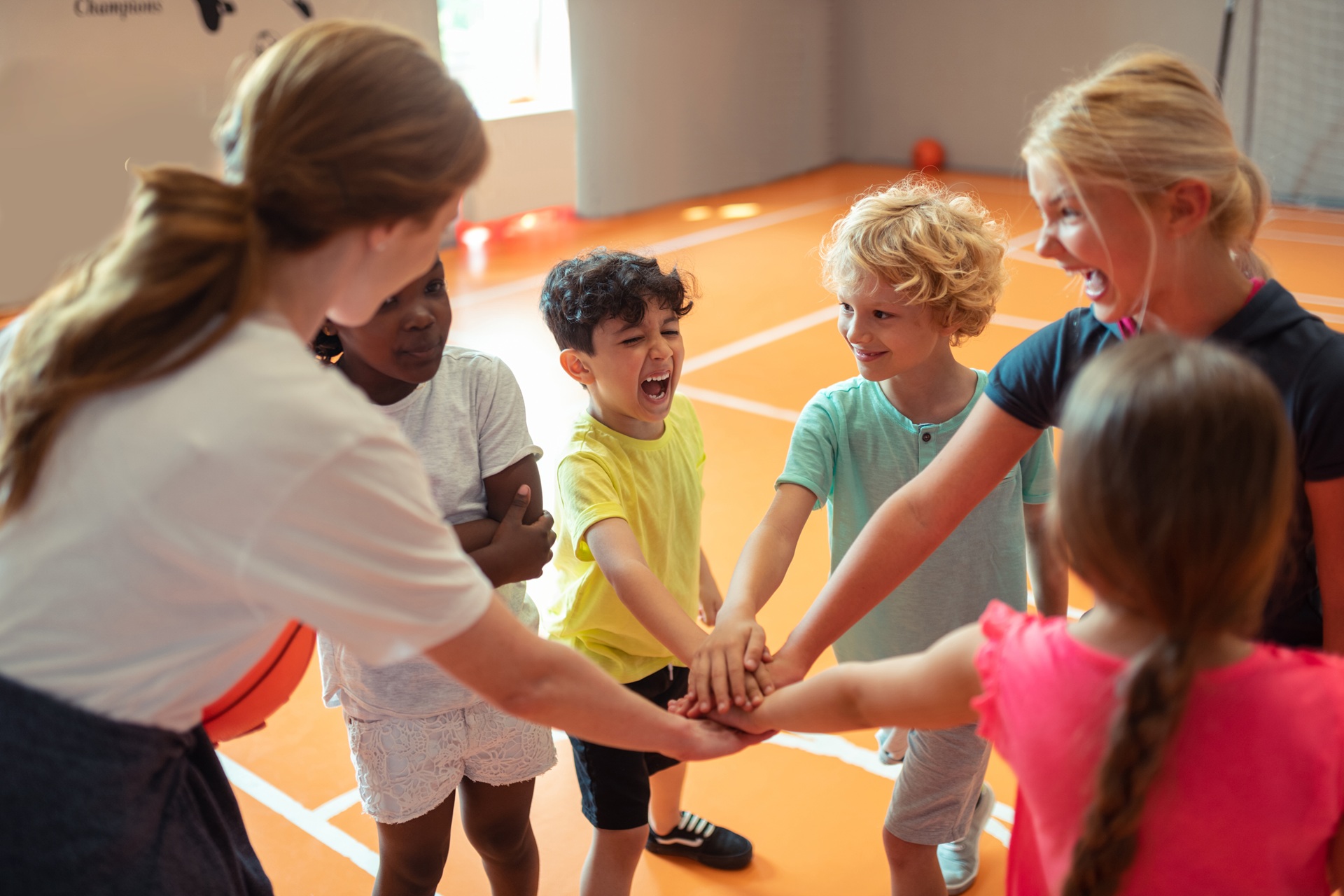 Kinder Hände im Teamkreis | Kinderkarate München