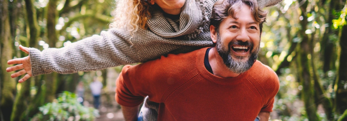 Aktives Paar in der Natur, Symbol für Vitalität und Energie im Alter mit Unterstützung von q10 ubiquinol