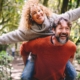 Aktives Paar in der Natur, Symbol für Vitalität und Energie im Alter mit Unterstützung von q10 ubiquinol