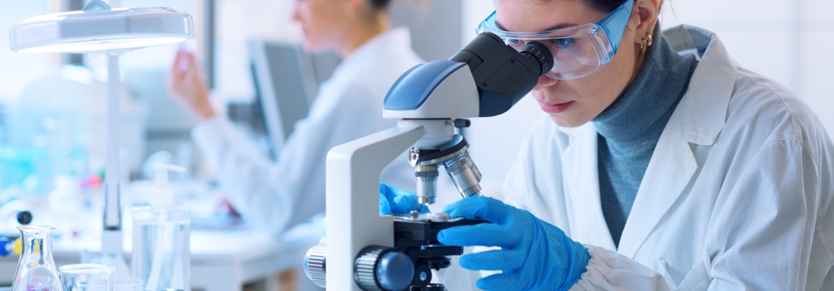 Wissenschaftlerin arbeitet am Mikroskop | IVDR Leistungsbewertung